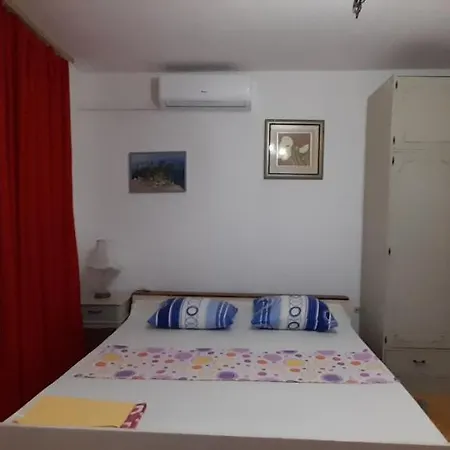 Vila Kamena 49 בית הארחה טוצפי