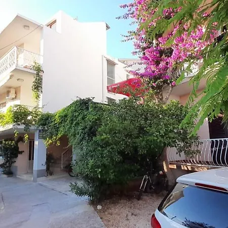Vila Kamena 49 בית הארחה *